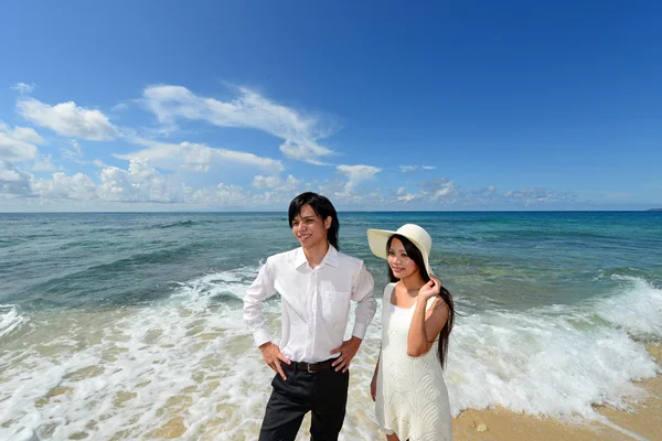 Mladý muž a žena na pláži užívat slunečního záření — Stock fotografie