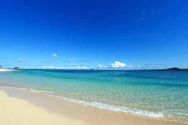 O mar azul e o céu em Okinawa — Fotografia de Stock