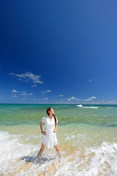 Kvinnan som kopplar av på stranden. — Stockfoto