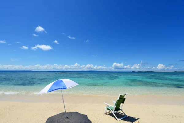 Yaz gökyüzü ve Okinawa 'nın güzel plajı — Stok fotoğraf