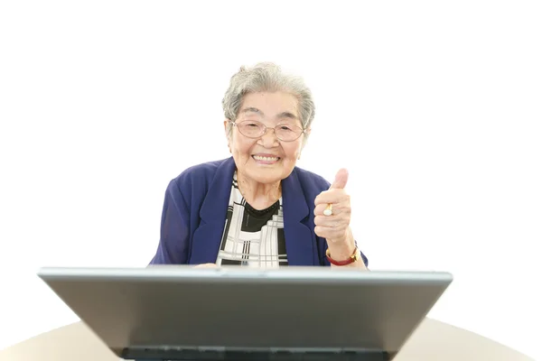 Oude vrouw geniet van computer — Stockfoto