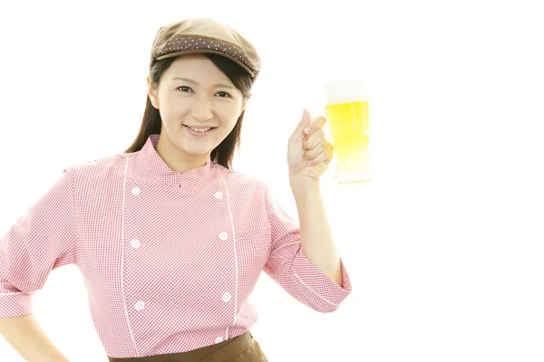 Leende servitrisen med en öl — Stockfoto