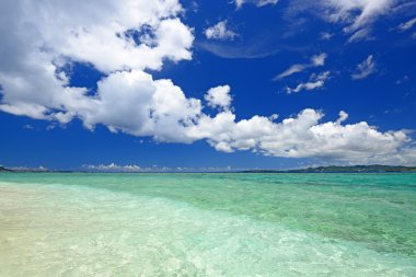 Okinawa 'nın zümrüt yeşili denizi.
