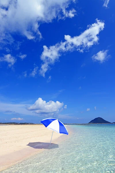 La playa y el paraguas de la playa de mediados de verano . —  Fotos de Stock