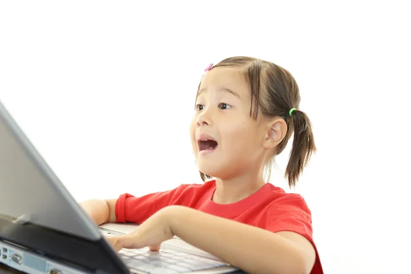 Κοριτσάκι, χρησιμοποιώντας ένα φορητό υπολογιστή — Φωτογραφία Αρχείου