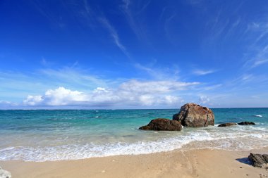 Yaz gökyüzü ve Okinawa 'nın güzel plajı