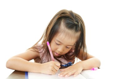 küçük kız masa başında eğitim