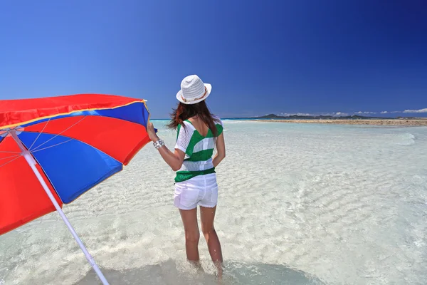 Jeune femme sur la plage profiter de la lumière du soleil — Photo