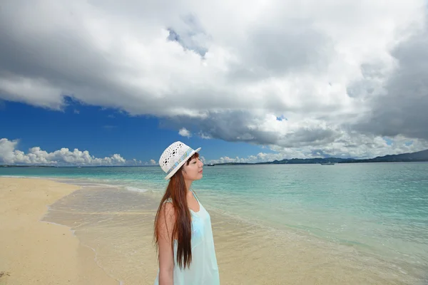 Junge Frau am Strand genießt Sonnenlicht — Stockfoto