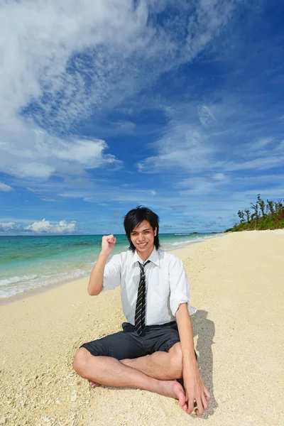 De man die zich ontspant op het strand. — Stockfoto