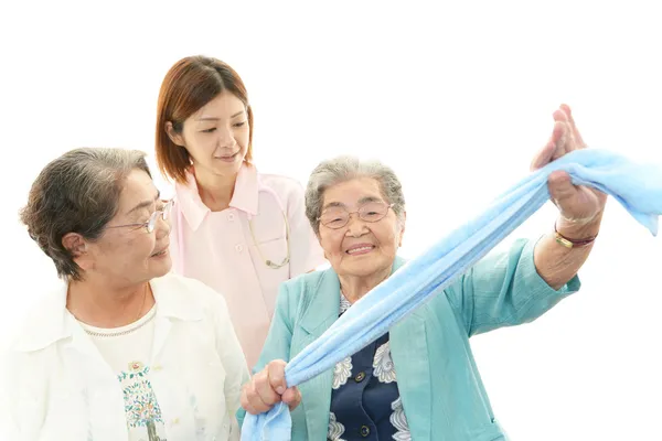 Krankenschwester mit alten Frauen — Stockfoto