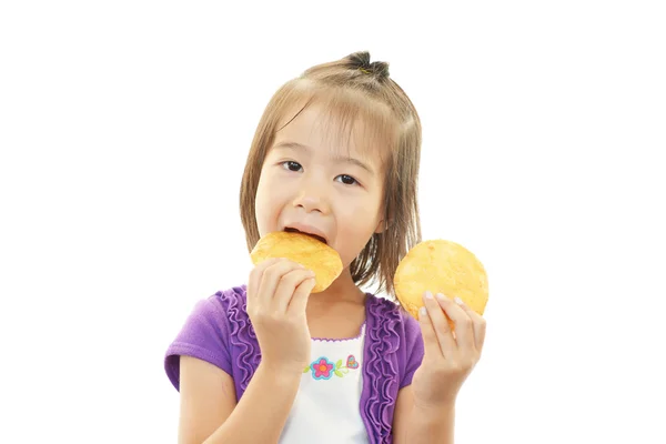 Criança feliz comendo lanches — Fotografia de Stock