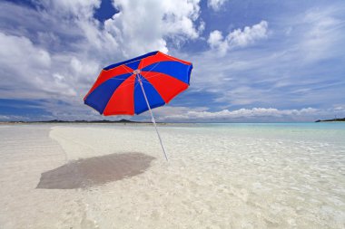 plaj ve yaz plaj şemsiyesi.