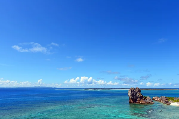 Das blaue Meer und der Himmel in Okinawa — Stockfoto
