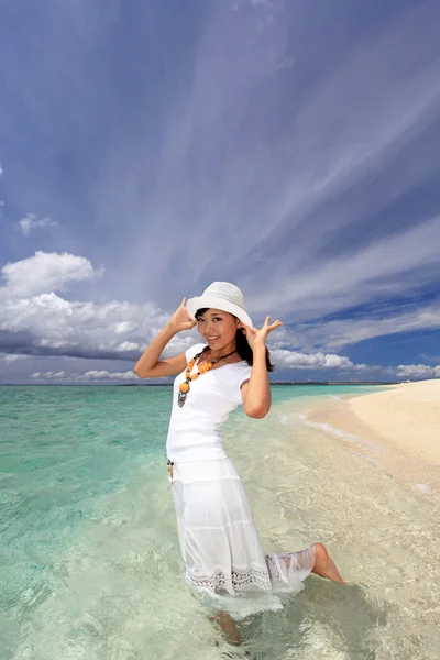 La donna che si rilassa sulla spiaggia . — Foto Stock