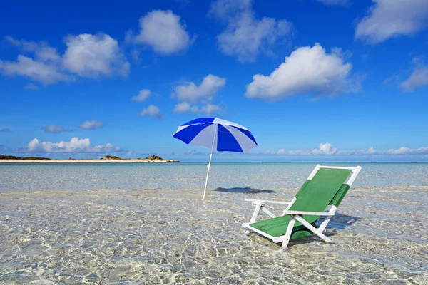 Der Strand und der Sonnenschirm im Hochsommer. — Stockfoto