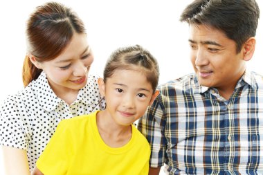 mutlu bir aile birlikte gülümseyen