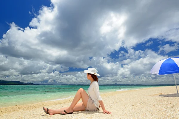 Женщина, которая отдыхает на пляже . — стоковое фото
