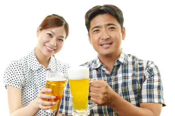 Man and woman drinking beer — Stock Photo, Image