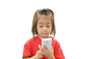 bir cep telefonu tutan küçük bir kız