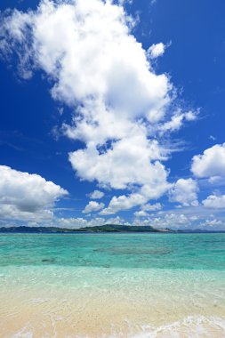 Okinawa 'nın zümrüt yeşili denizi.