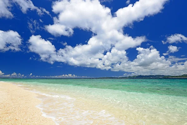 Mare di verde smeraldo dell'Okinawa . — Foto Stock