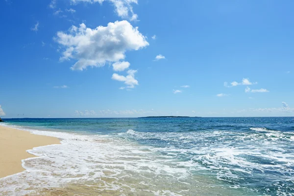 Letní obloha a krásná pláž Okinawa — Stock fotografie