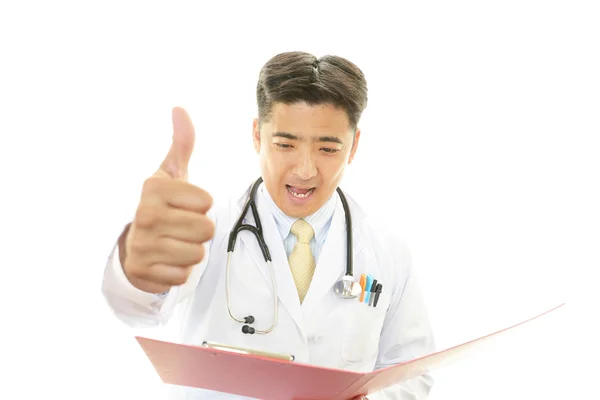 Uśmiechający się azjatycki lekarza — Zdjęcie stockowe