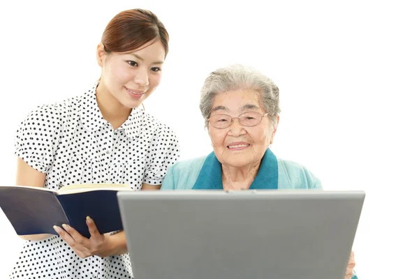 Senior lady enjoys computer — Stock Photo, Image