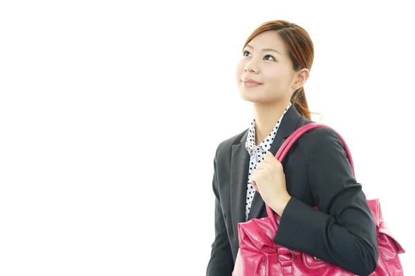 Mujer joven sonriente sosteniendo un bolso de hombro — Foto de Stock