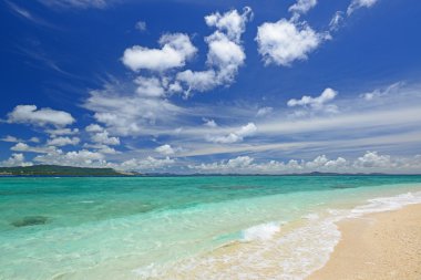 Okinawa 'nın zümrüt yeşili denizi.