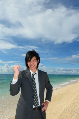 genç adam sahilde zevk güneş ışığı