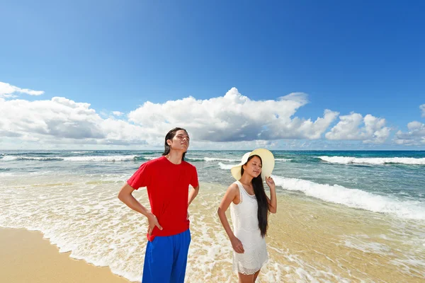 Junges Paar am Strand des Meeres — Stockfoto