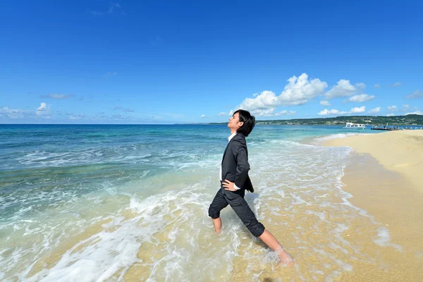 Mladý muž na pláži užívat slunečního záření — Stock fotografie