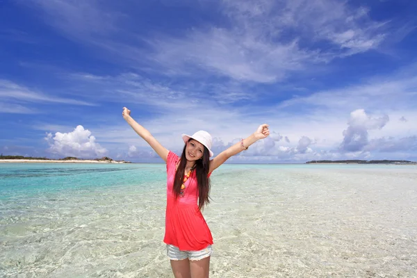 Young woman on the beach enjoy sunlight — Stock Photo, Image