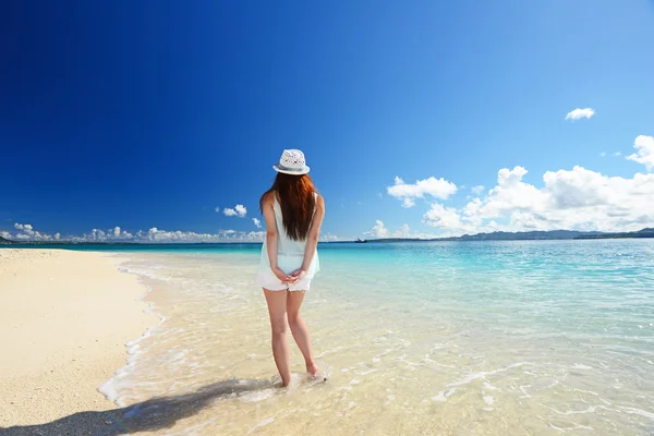 젊은 여성이 해변에서 햇빛을 즐길 수 — 스톡 사진