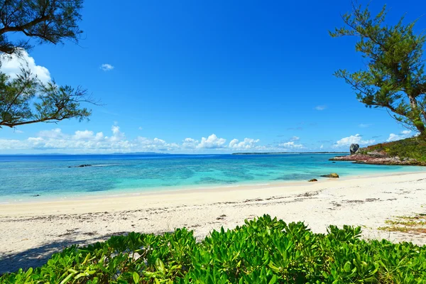 Modré moře a nebe v okinawa — Stock fotografie