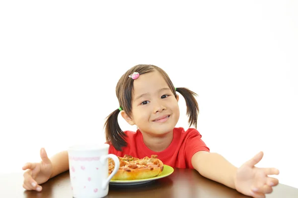 Dziecko jedzenie pizzy — Zdjęcie stockowe