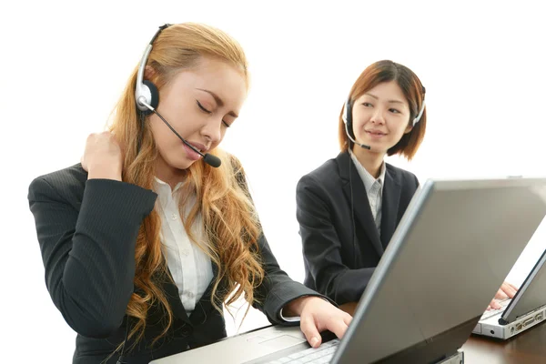 Trött och stressad call center operatörer — Stockfoto