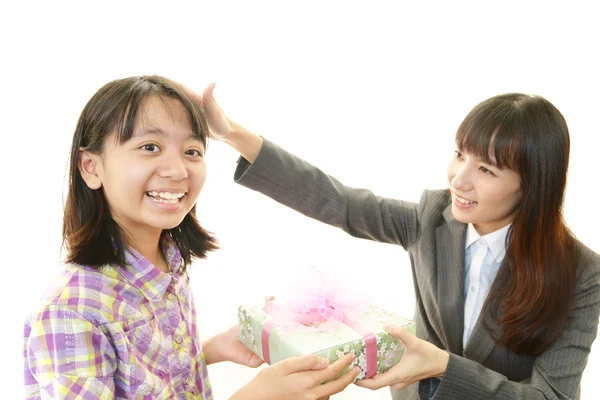 Freudiges Mädchen hält Geschenk in den Händen — Stockfoto