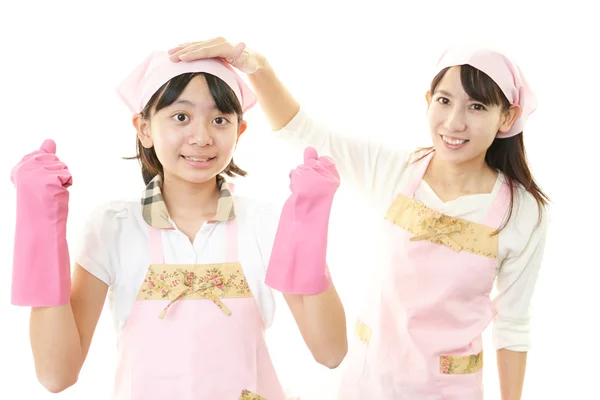 Flickan som tycker om att hjälpa med hushållsarbete — Stockfoto