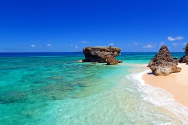 Okinawa 'nın zümrüt yeşili denizi.