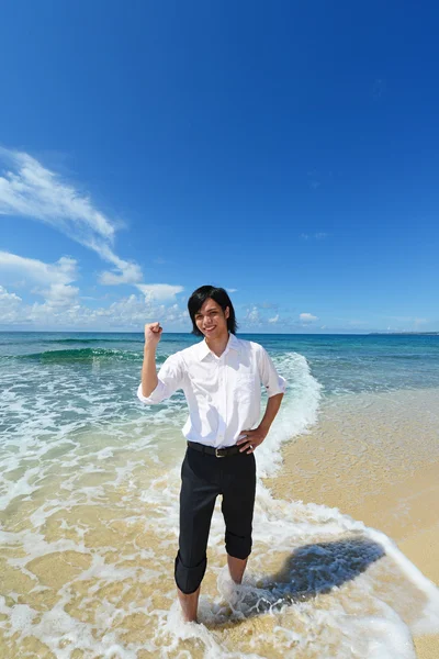 L'homme qui se détend sur la plage. — Photo