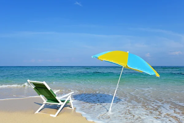 Pantai dan payung pantai di pertengahan musim panas . — Stok Foto