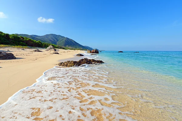 夏の空と沖縄の美しいビーチ — ストック写真