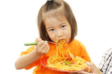 Spagetti yiyen çocuk