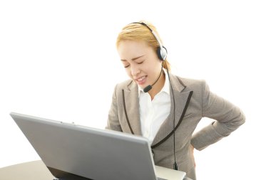 yorgun ve stresli çağrı merkezi operatörü