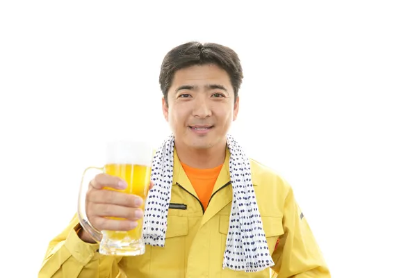 Mann trinkt Bier — Stockfoto