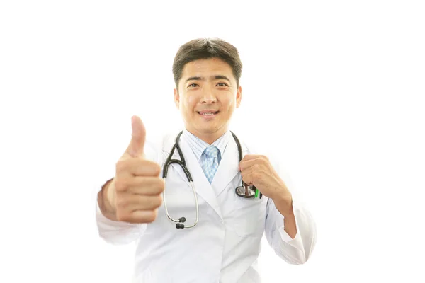 Leende asiatisk läkare — Stockfoto
