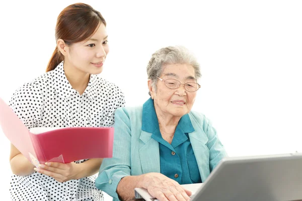 Mujer vieja disfruta de la computadora — Foto de Stock